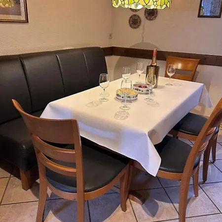 Knecht Nyaraló Neef