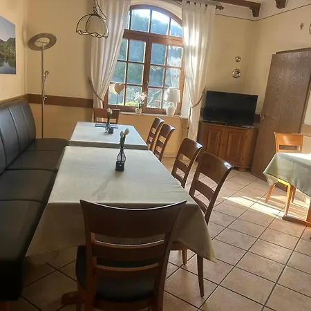 Knecht Nyaraló *